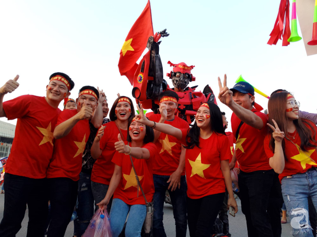 Tới đêm, hàng triệu người hâm mộ vẫn đổ xuống đường đi bão mừng Việt Nam vào Bán kết AFF Cup - Ảnh 45.