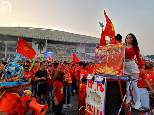 Tới đêm, hàng triệu người hâm mộ vẫn đổ xuống đường đi bão mừng Việt Nam vào Bán kết AFF Cup - Ảnh 39.