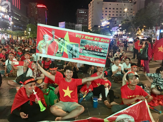 Tới đêm, hàng triệu người hâm mộ vẫn đổ xuống đường đi bão mừng Việt Nam vào Bán kết AFF Cup - Ảnh 35.