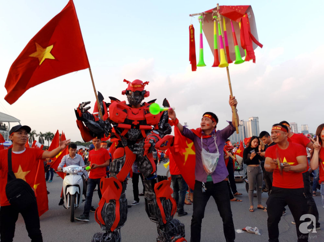 Tới đêm, hàng triệu người hâm mộ vẫn đổ xuống đường đi bão mừng Việt Nam vào Bán kết AFF Cup - Ảnh 44.