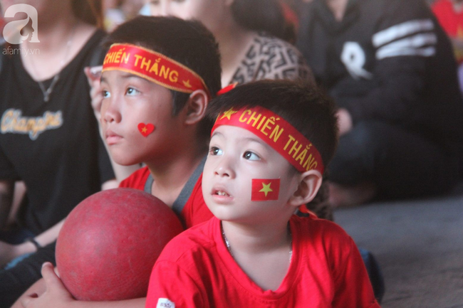 Tới đêm, hàng triệu người hâm mộ vẫn đổ xuống đường đi bão mừng Việt Nam vào Bán kết AFF Cup - Ảnh 34.