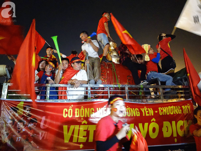 Tới đêm, hàng triệu người hâm mộ vẫn đổ xuống đường đi bão mừng Việt Nam vào Bán kết AFF Cup - Ảnh 37.