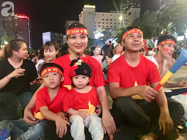 Tới đêm, hàng triệu người hâm mộ vẫn đổ xuống đường đi bão mừng Việt Nam vào Bán kết AFF Cup - Ảnh 33.