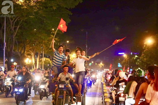 Tới đêm, hàng triệu người hâm mộ vẫn đổ xuống đường đi bão mừng Việt Nam vào Bán kết AFF Cup - Ảnh 7.