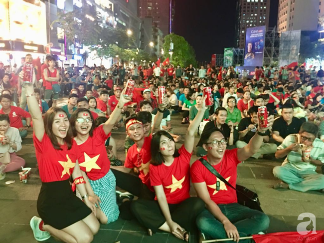 Tới đêm, hàng triệu người hâm mộ vẫn đổ xuống đường đi bão mừng Việt Nam vào Bán kết AFF Cup - Ảnh 32.
