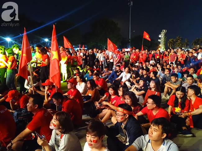 Tới đêm, hàng triệu người hâm mộ vẫn đổ xuống đường đi bão mừng Việt Nam vào Bán kết AFF Cup - Ảnh 36.