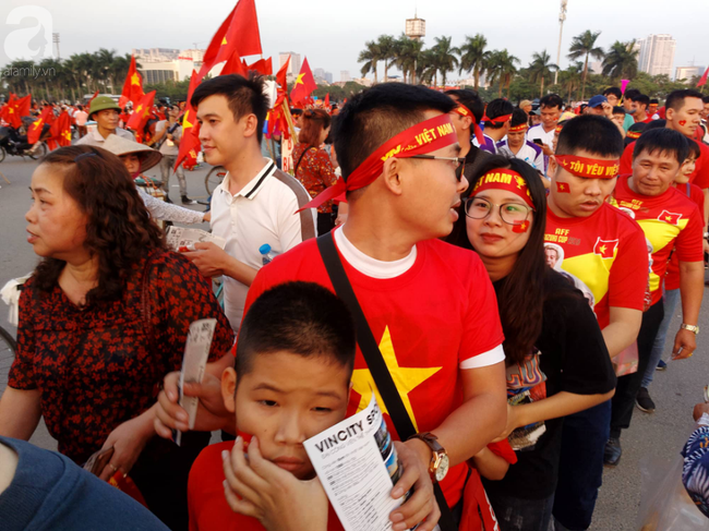 Tới đêm, hàng triệu người hâm mộ vẫn đổ xuống đường đi bão mừng Việt Nam vào Bán kết AFF Cup - Ảnh 43.