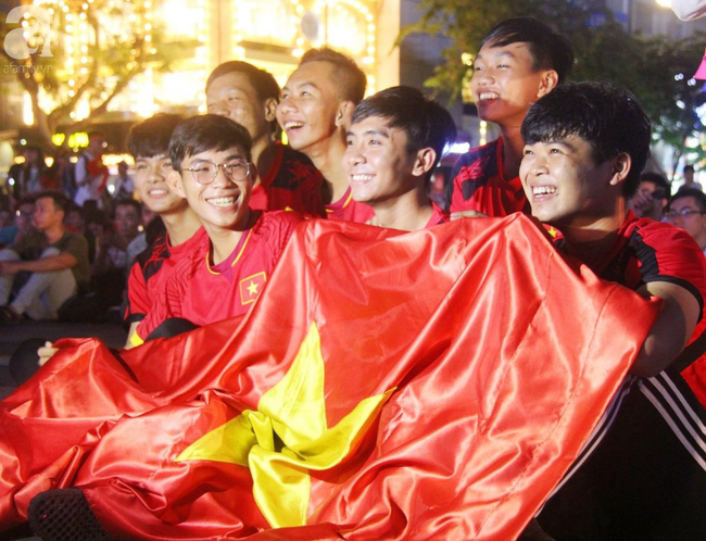 Tới đêm, hàng triệu người hâm mộ vẫn đổ xuống đường đi bão mừng Việt Nam vào Bán kết AFF Cup - Ảnh 31.