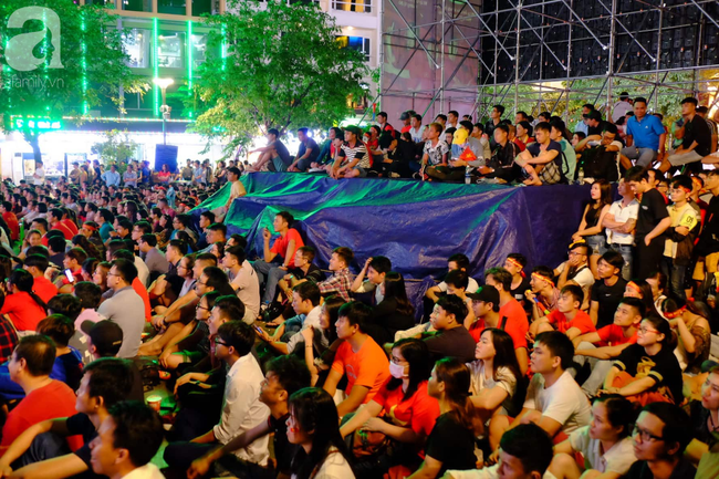 Tới đêm, hàng triệu người hâm mộ vẫn đổ xuống đường đi bão mừng Việt Nam vào Bán kết AFF Cup - Ảnh 28.