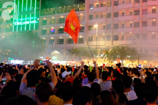 Tới đêm, hàng triệu người hâm mộ vẫn đổ xuống đường đi bão mừng Việt Nam vào Bán kết AFF Cup - Ảnh 24.