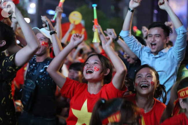 Tới đêm, hàng triệu người hâm mộ vẫn đổ xuống đường đi bão mừng Việt Nam vào Bán kết AFF Cup - Ảnh 18.
