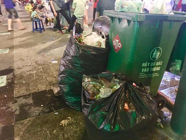 Hình ảnh đẹp: Nhiều bạn trẻ ở Sài Gòn không ngại bẩn, dọn sạch rác trên phố đi bộ sau chiến thắng của Việt Nam - Ảnh 10.