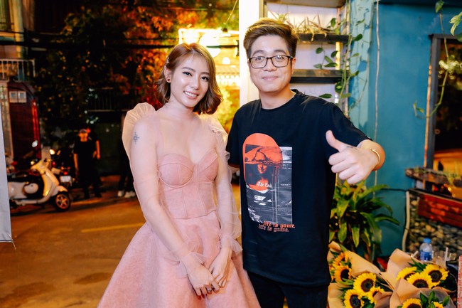 Bùi Anh Tuấn khoe giọng hát ngọt ngào bên quý cô xinh đẹp Kim Nhã - Ảnh 1. Bùi Anh Tuấn khoe giọng hát ngọt ngào bên quý cô xinh đẹp Kim Nhã - Ảnh 1.