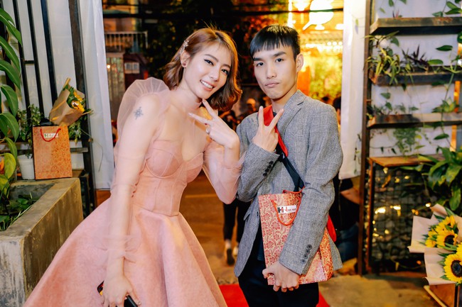 Bùi Anh Tuấn khoe giọng hát ngọt ngào bên quý cô xinh đẹp Kim Nhã - Ảnh 9. Bùi Anh Tuấn khoe giọng hát ngọt ngào bên quý cô xinh đẹp Kim Nhã - Ảnh 9.