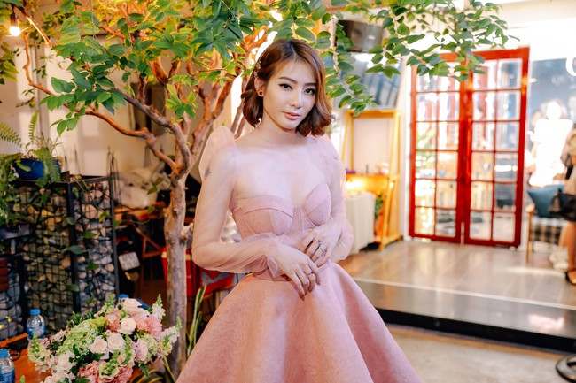 Bùi Anh Tuấn khoe giọng hát ngọt ngào bên quý cô xinh đẹp Kim Nhã - Ảnh 2. Bùi Anh Tuấn khoe giọng hát ngọt ngào bên quý cô xinh đẹp Kim Nhã - Ảnh 2.