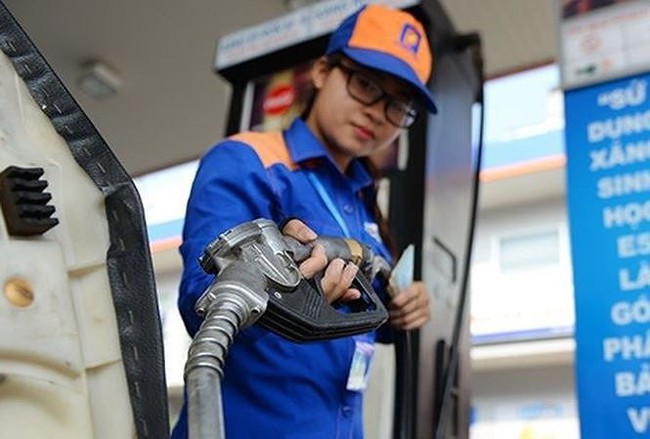 Gi&aacute; xăng giảm mạnh gần 1.500 đồng mỗi l&iacute;t - Ảnh 1.