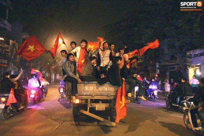 Nhìn lại những khoảnh khắc kỳ diệu trong ngày Việt Nam giành ngôi vương tại AFF Cup 2008 - Ảnh 14.