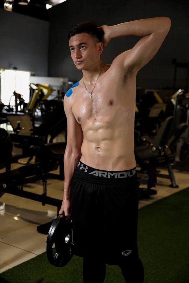 Ngắm body dàn cầu thủ Việt Nam: Ai cũng cực chuẩn, xem đến thủ thành Lâm Tây thì ngất luôn! - Ảnh 2. Ngắm body dàn cầu thủ Việt Nam: Ai cũng cực chuẩn, xem đến thủ thành Lâm Tây thì ngất luôn! - Ảnh 2.