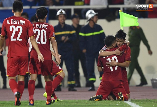 Quang Hải tái hiện bàn thắng lịch sử của tiền bối, lộ dấu hiệu vô địch như AFF Cup 2008 - Ảnh 4.