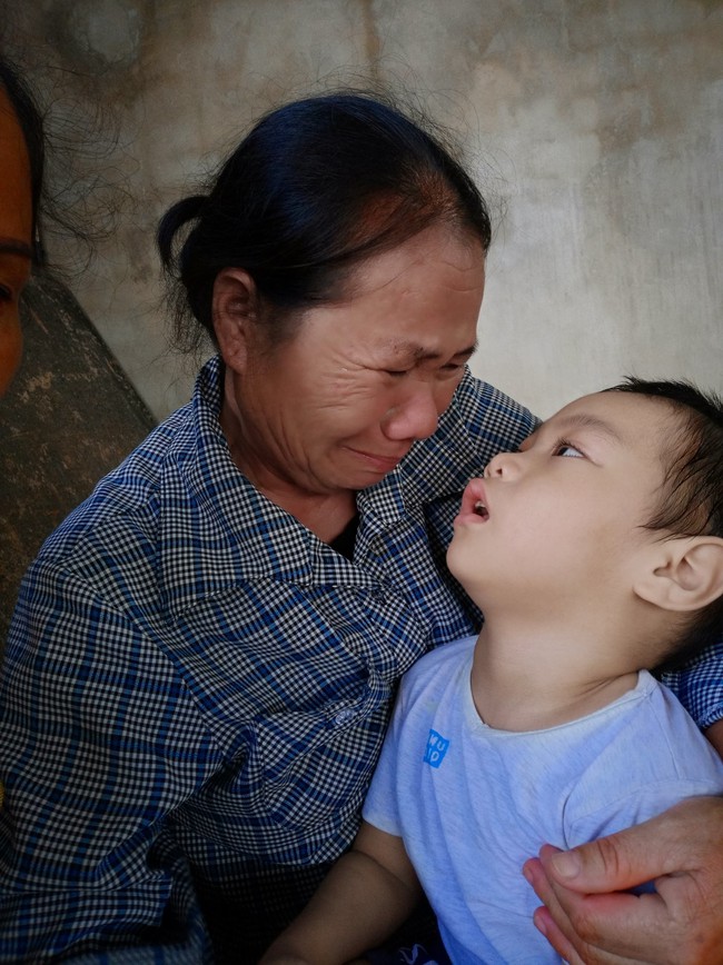 Hy vọng mỉm cười với hai đứa trẻ cùng mắc bệnh bại não, héo úa từng ngày vì không tiền chữa trị - Ảnh 5.