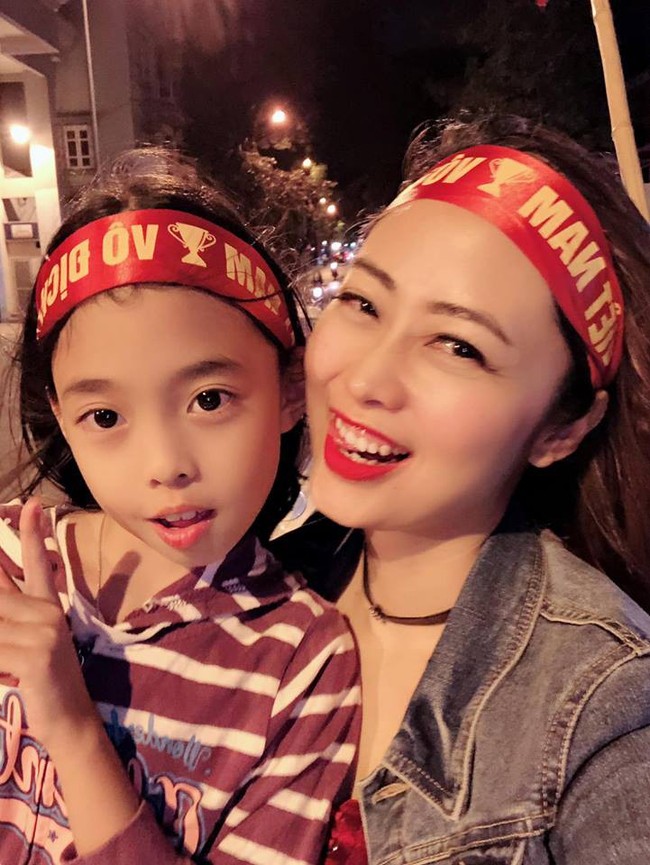 Đội tuyển Việt Nam chiến thắng Philippines, từ bà bầu đến trẻ nhỏ cũng ăn mừng tưng bừng - Ảnh 5.