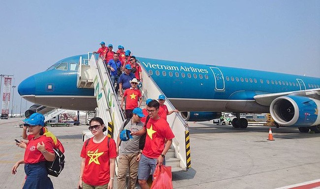 Vietnam Airlines tăng cường thêm chuyến bay đưa CĐV sang Malaysia tiếp lửa cho ĐT Việt Nam trong trận chung kết - Ảnh 1.