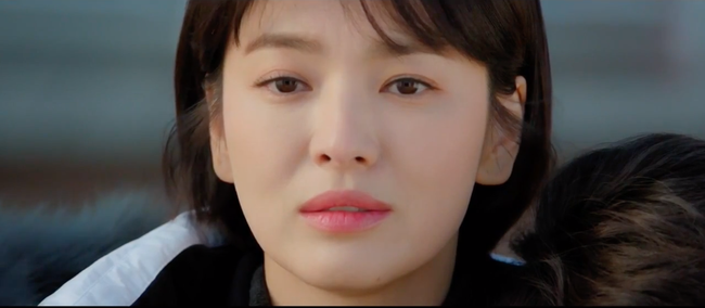 Mải mê ngắm trai trẻ, Song Hye Kyo bị xe tông - Ảnh 3.