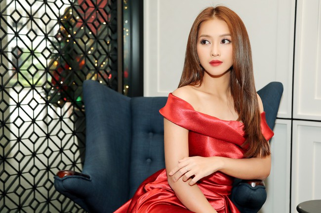 Cặp đôi Hậu duệ Mặt trời Việt Nam cực đẹp đôi trên thảm đỏ Singapore, đáng chú ý nhất là chiếc váy của Khả Ngân - Ảnh 3.