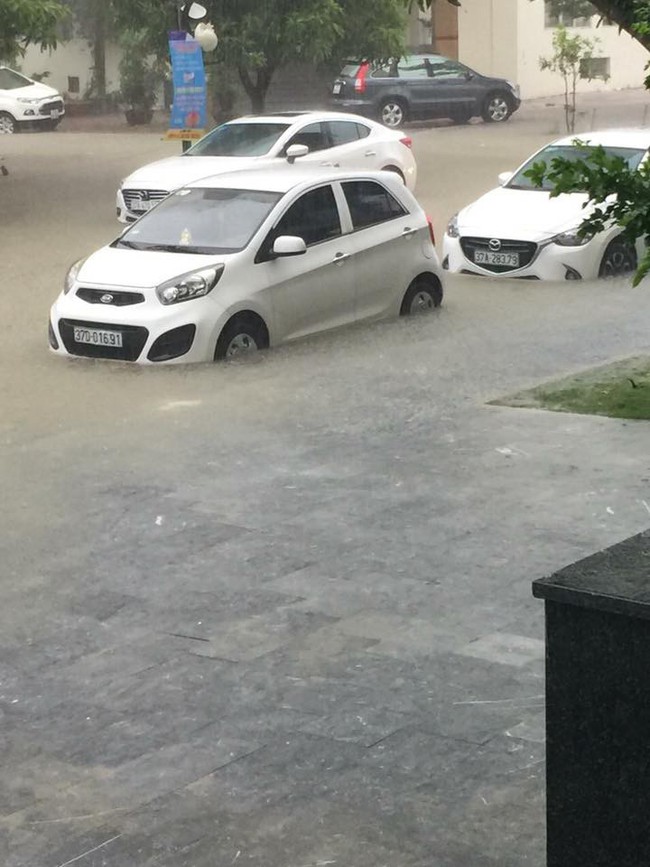 Thành phố Vinh mưa lớn trắng trời, nhiều tuyến phố chìm trong biển nước - Ảnh 1. Thành phố Vinh mưa lớn trắng trời, nhiều tuyến phố chìm trong biển nước - Ảnh 1.