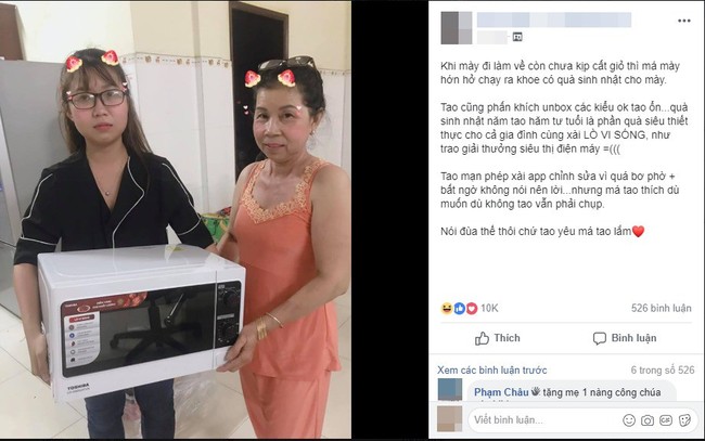 Cô gái được mẹ tặng lò vi sóng nhân dịp sinh nhật, nhưng dân mạng chỉ tập trung vào cách tặng độc đáo này  - Ảnh 1.