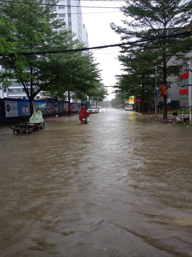 Thành phố Vinh mưa lớn trắng trời, nhiều tuyến phố chìm trong biển nước - Ảnh 12.