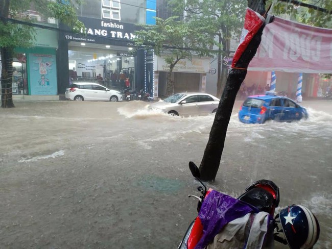 Thành phố Vinh mưa lớn trắng trời, nhiều tuyến phố chìm trong biển nước - Ảnh 13.