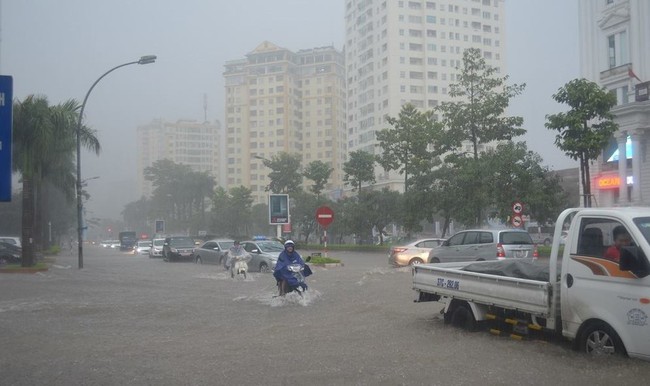 Thành phố Vinh mưa lớn trắng trời, nhiều tuyến phố chìm trong biển nước - Ảnh 2.