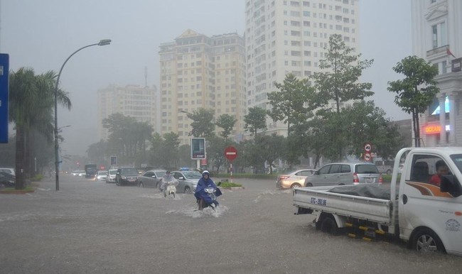 Thành phố Vinh mưa lớn trắng trời, nhiều tuyến phố chìm trong biển nước - Ảnh 2. Thành phố Vinh mưa lớn trắng trời, nhiều tuyến phố chìm trong biển nước - Ảnh 2.