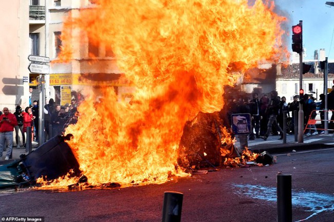 Nước Pháp tuần qua: Lửa giận vẫn cháy nhiều nơi, Paris nín thở trước nguy cơ đại biểu tình hôm nay (8/12) - Ảnh 15.