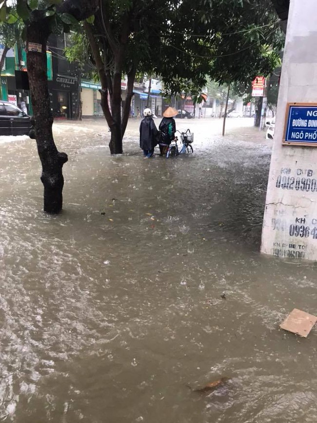 Thành phố Vinh mưa lớn trắng trời, nhiều tuyến phố chìm trong biển nước - Ảnh 3.