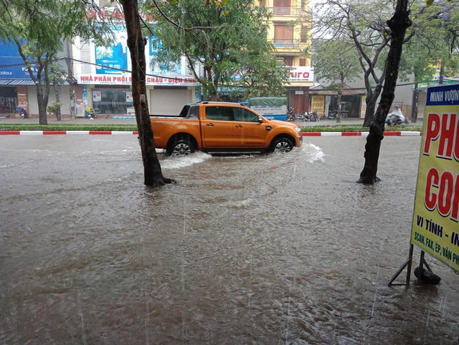 Thành phố Vinh mưa lớn trắng trời, nhiều tuyến phố chìm trong biển nước - Ảnh 4. Thành phố Vinh mưa lớn trắng trời, nhiều tuyến phố chìm trong biển nước - Ảnh 4.