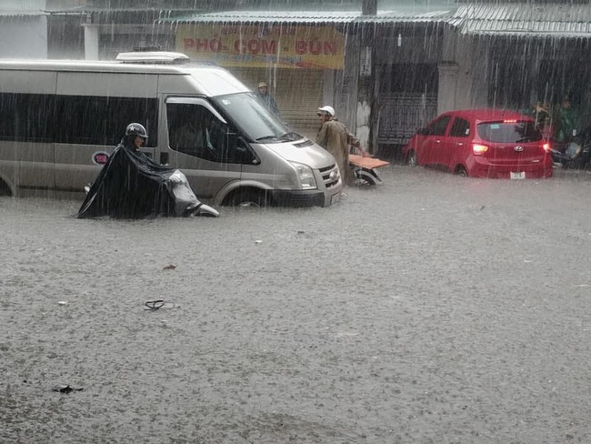 Thành phố Vinh mưa lớn trắng trời, nhiều tuyến phố chìm trong biển nước - Ảnh 5.