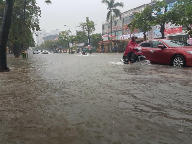Thành phố Vinh mưa lớn trắng trời, nhiều tuyến phố chìm trong biển nước - Ảnh 7.