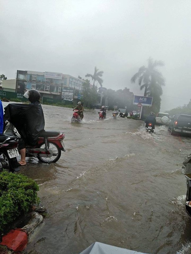 Thành phố Vinh mưa lớn trắng trời, nhiều tuyến phố chìm trong biển nước - Ảnh 8.