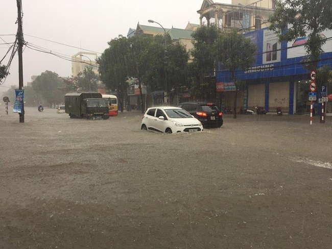 Thành phố Vinh mưa lớn trắng trời, nhiều tuyến phố chìm trong biển nước - Ảnh 9.