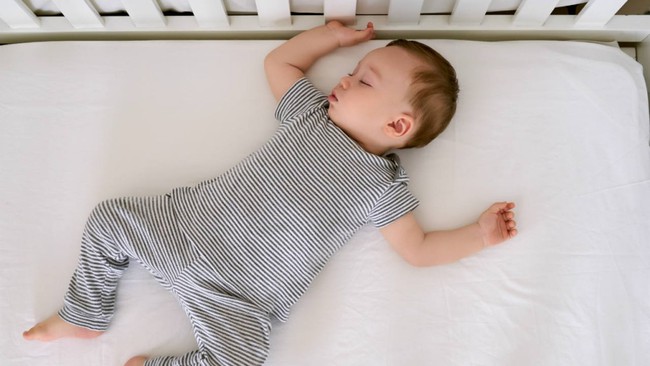 Lợi ích bất ngờ khi cho trẻ ngủ trong cũi đến năm 3 tuổi - Ảnh 1.