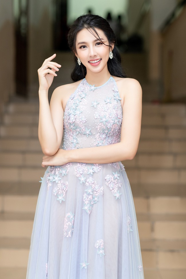 Không hề cố gồng, Hoa hậu Nhân ái Nguyễn Thúc Thùy Tiên bắn tiếng Anh như gió khi đi làm giám khảo - Ảnh 3.