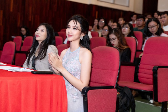 Không hề cố gồng, Hoa hậu Nhân ái Nguyễn Thúc Thùy Tiên bắn tiếng Anh như gió khi đi làm giám khảo - Ảnh 8.