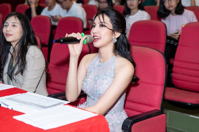 Không hề cố gồng, Hoa hậu Nhân ái Nguyễn Thúc Thùy Tiên bắn tiếng Anh như gió khi đi làm giám khảo - Ảnh 5.