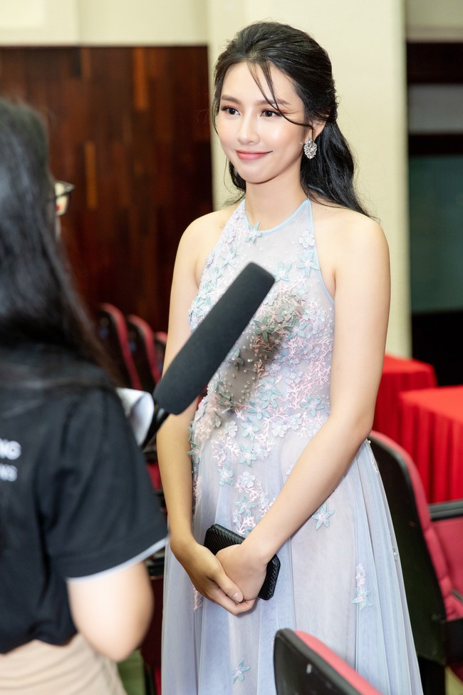 Không hề cố gồng, Hoa hậu Nhân ái Nguyễn Thúc Thùy Tiên bắn tiếng Anh như gió khi đi làm giám khảo - Ảnh 10.