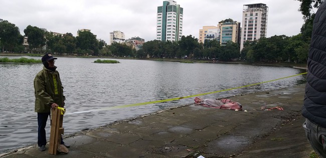 Hà Nội: Đang câu cá ở hồ Thiền Quang, cần thủ hốt hoảng phát hiện xác người lập lờ mặt nước - Ảnh 1.