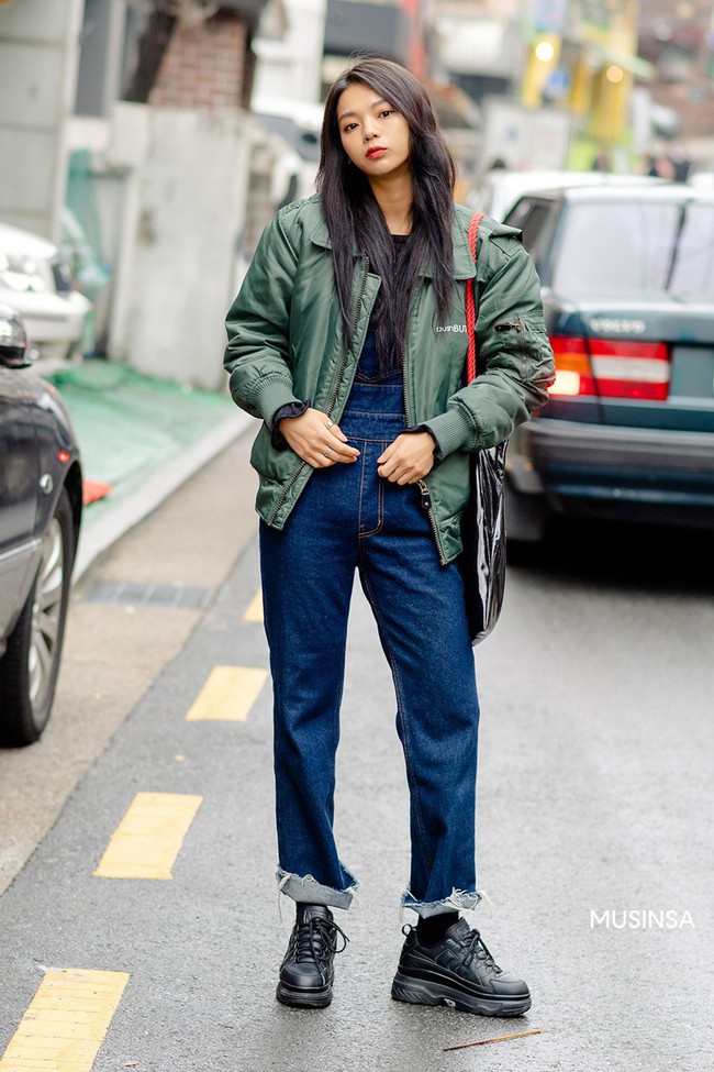 Street style giới trẻ Hàn mang đến kho bí kíp mặc nhồi mà vẫn trendy hết nấc ngày mưa rét, nhất là loạt công thức với áo phao - Ảnh 1.