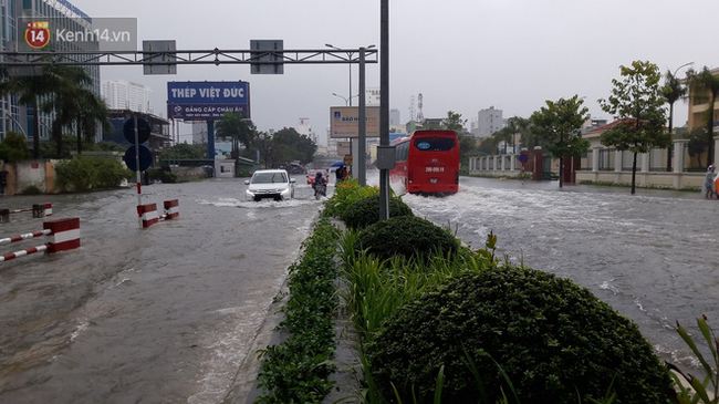 Đà Nẵng: Hầm chui 118 tỷ đồng bị ngập nặng, đường vào sân bay bị nước bủa vây, hàng loạt phương tiện chết máy - Ảnh 13.