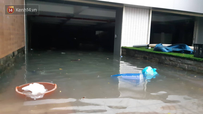Đà Nẵng: Phố biến thành sông, hàng loạt nhà dân ngập trong “biển nước” sau trận mưa lớn - Ảnh 10.